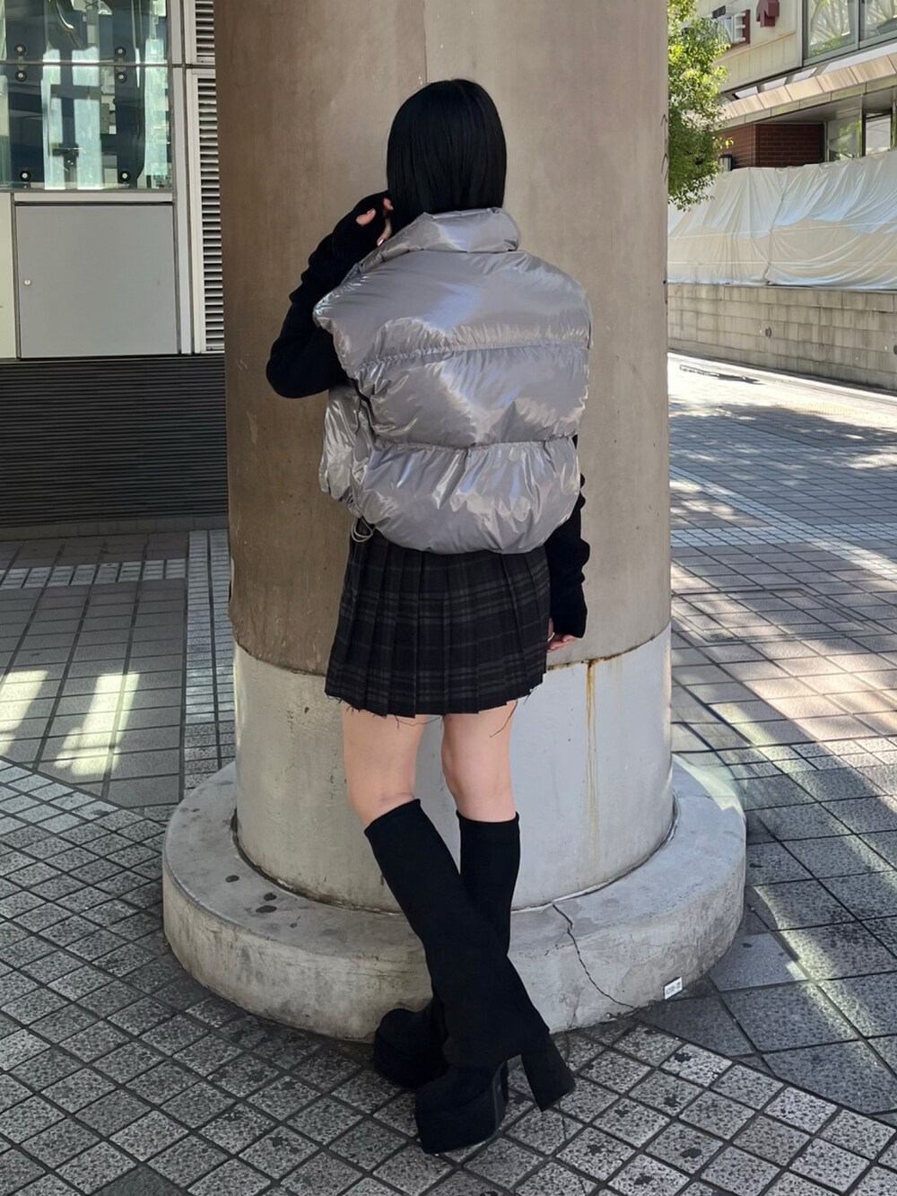 その他のスカート、ブラック系のニット/セーター、ブラック系のブーツを着用したレディースの秋コーディネートの2枚目の写真