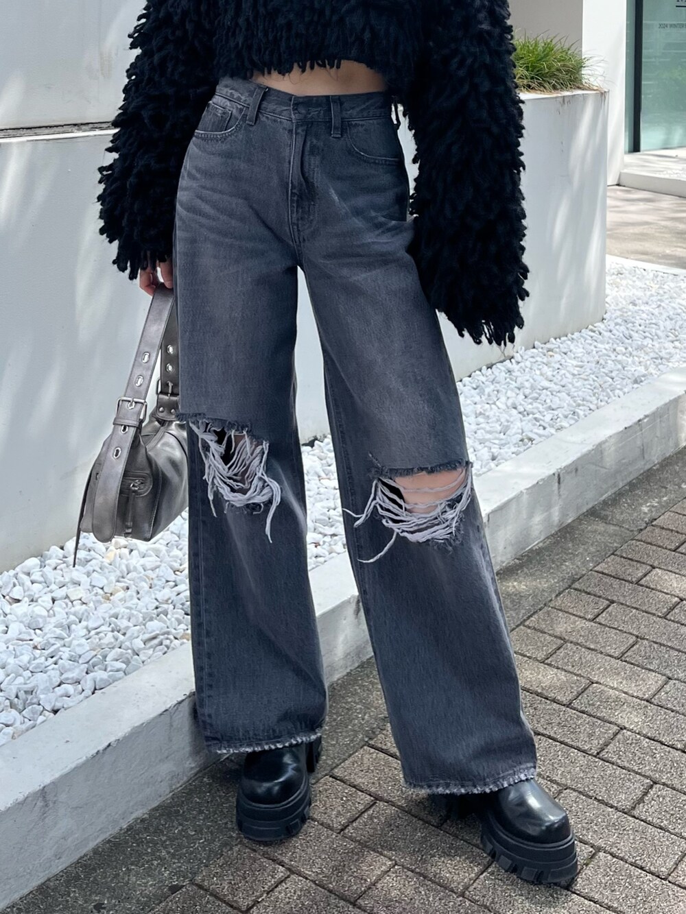 ブラック系のブーツ、グレー系のデニムパンツ、ブラック系のニット/セーターを着用したレディースの秋コーディネートの6枚目の写真