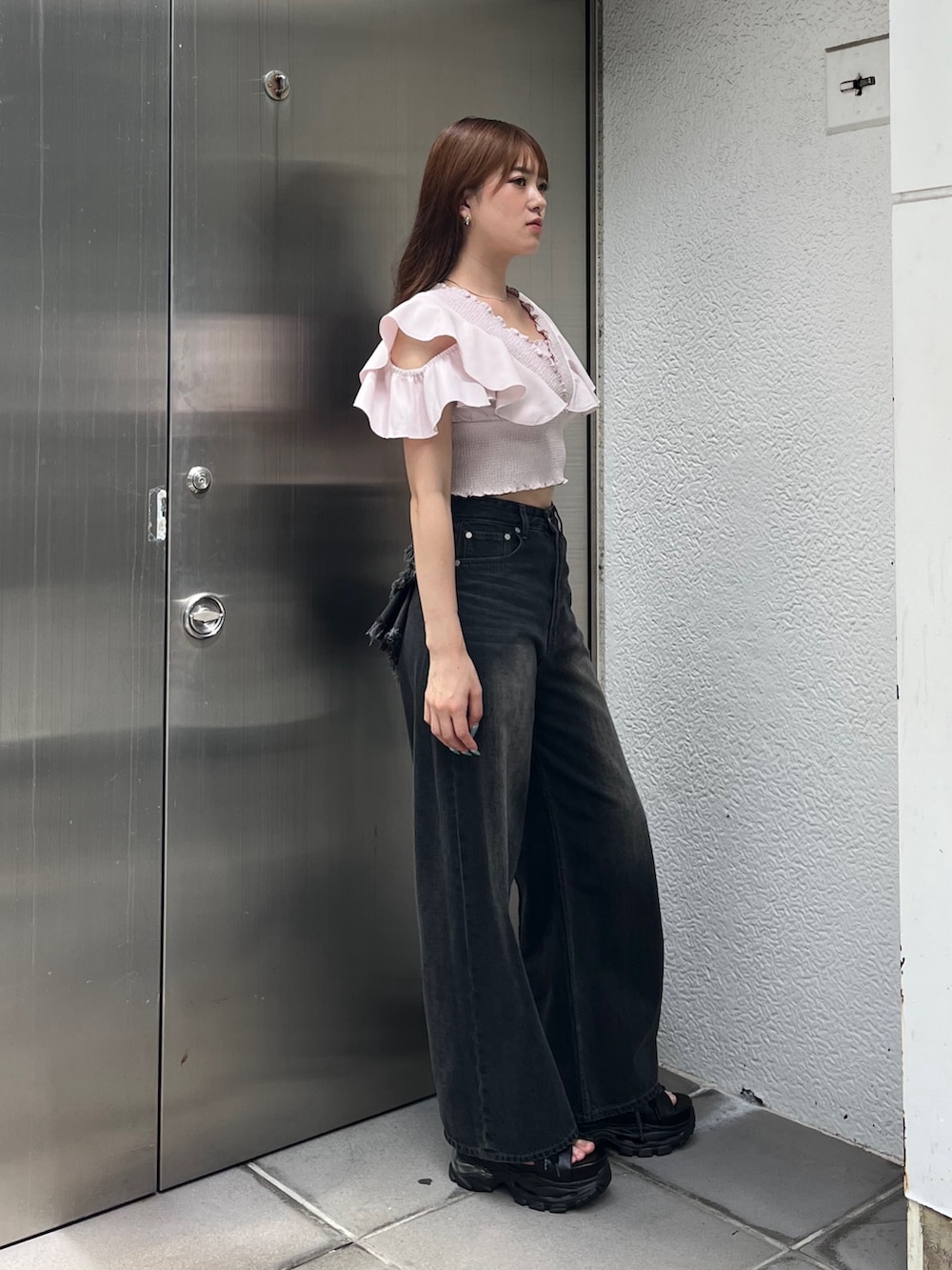 ブラック系のサンダル、ブラック系のデニムパンツ、ピンク系のTシャツ/カットソーを着用したレディースの夏コーディネートの2枚目の写真