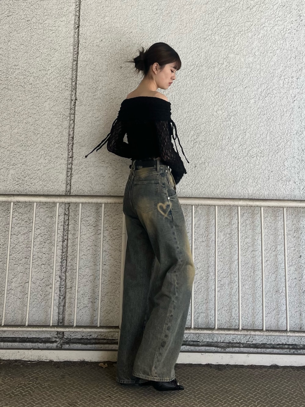 ブルー系のデニムパンツ、ブラック系のパンプス、ブラック系のTシャツ/カットソーを着用したレディースの春コーディネートの2枚目の写真