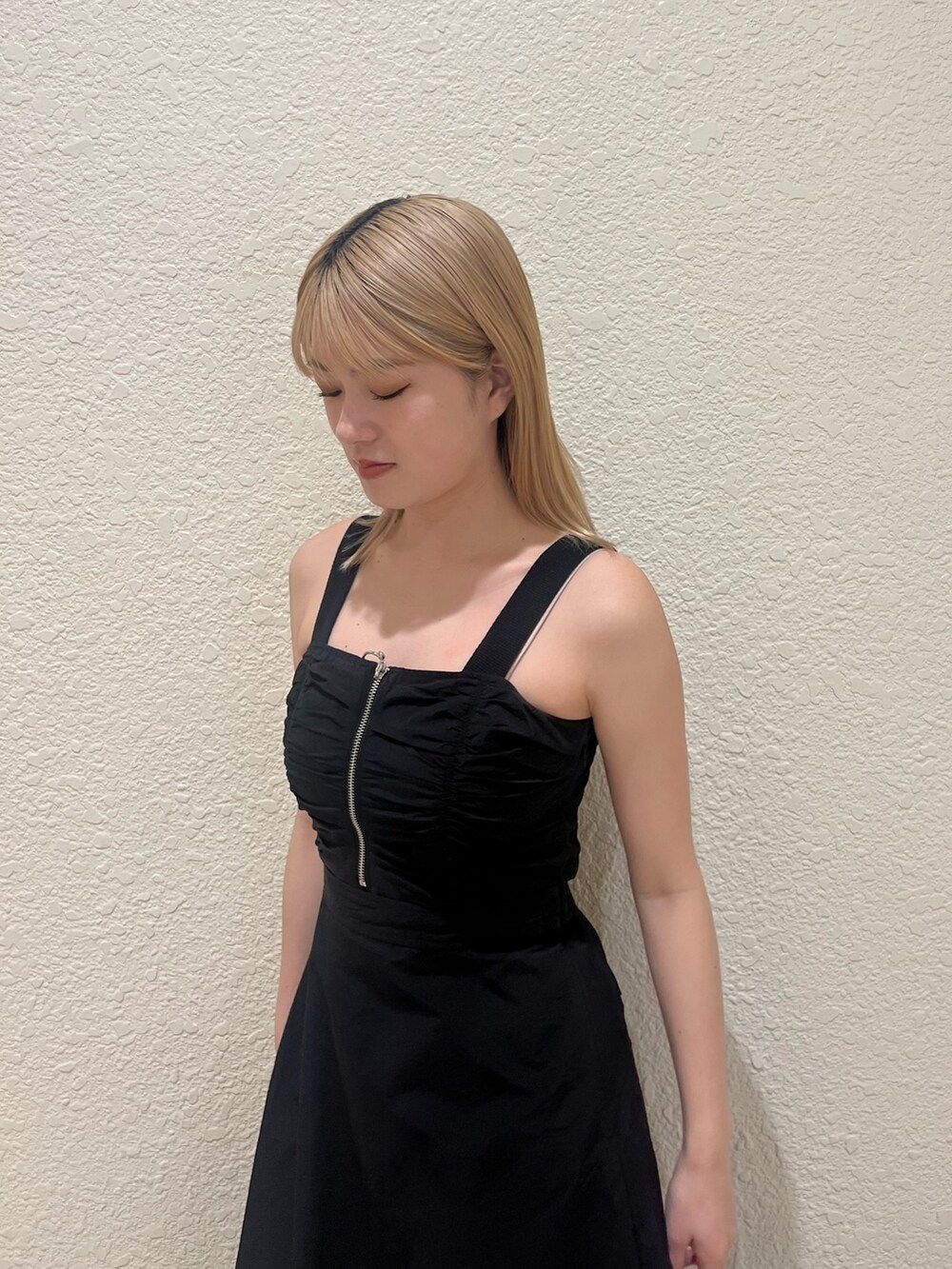 ブラック系のサンダル、ブラック系のワンピースを着用したレディースの夏コーディネートの4枚目の写真