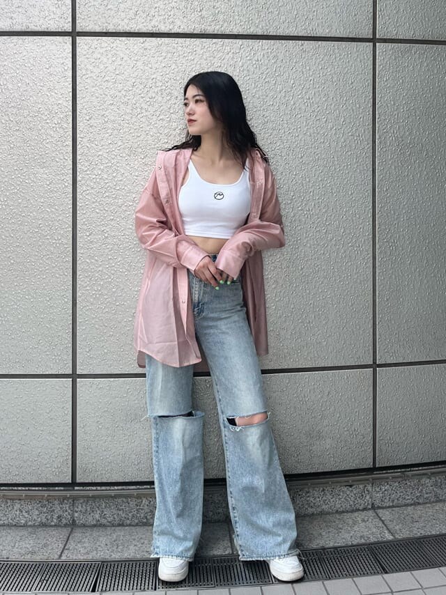 ピンク系のシャツ/ブラウス、ホワイト系のタンクトップを着用したレディースの夏コーディネートの2枚目の写真