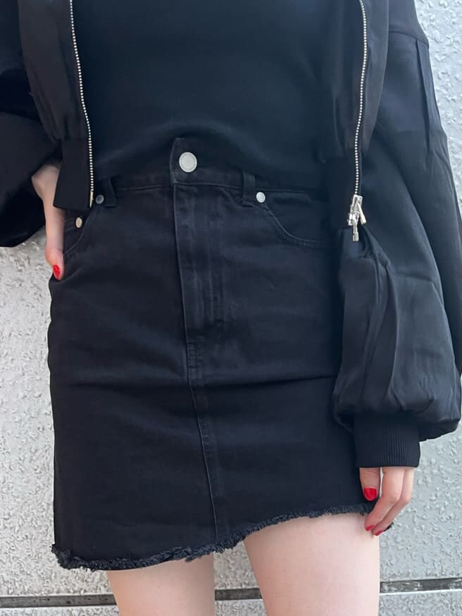 ブラック系のブーツ、ブラック系のスカートを着用したレディースの夏コーディネートの7枚目の写真