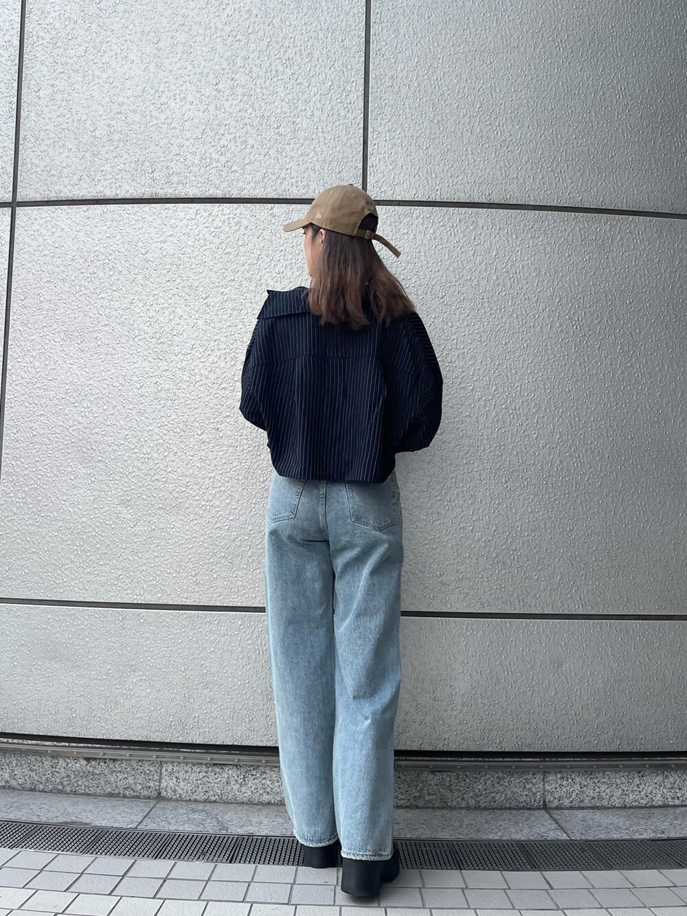 ブラック系のブーツ、ブルー系のデニムパンツ、その他のシャツ/ブラウスを着用したレディースの夏コーディネートの4枚目の写真