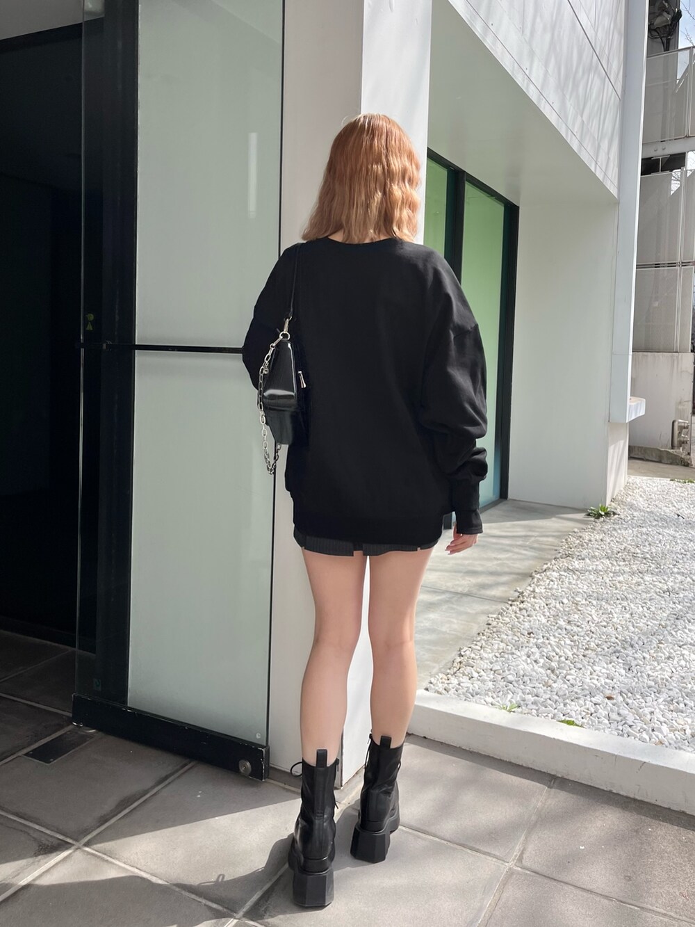 ブラック系のブーツ、ブラック系のキャミソール、ブラック系のカーディガン/ボレロを着用したレディースの春コーディネートの4枚目の写真