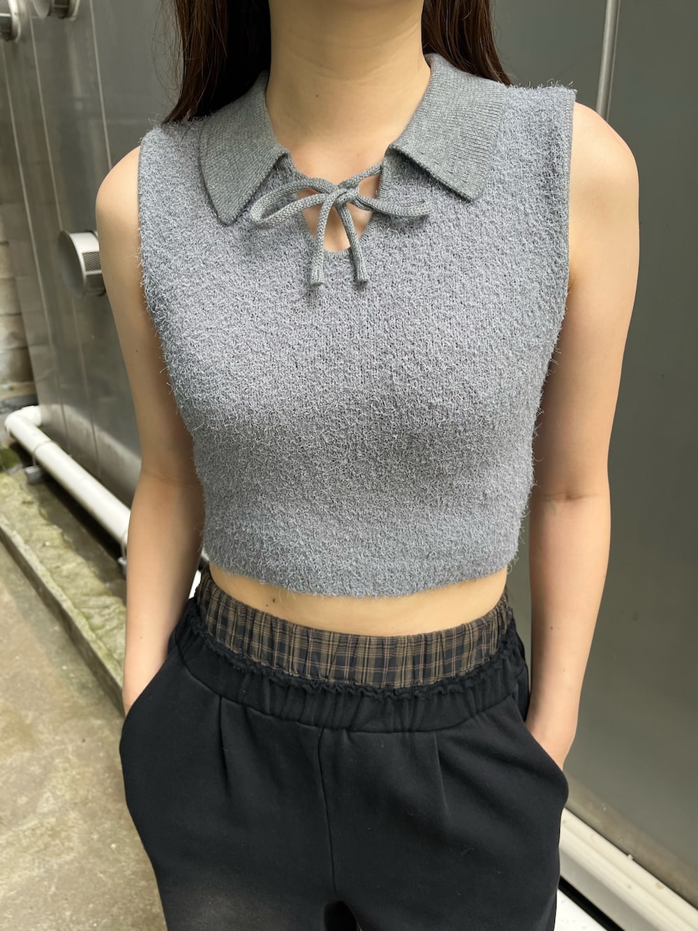 ブラック系のスニーカー、ブラック系のスウェットパンツ、グレー系のニット/セーターを着用したレディースの夏コーディネートの4枚目の写真