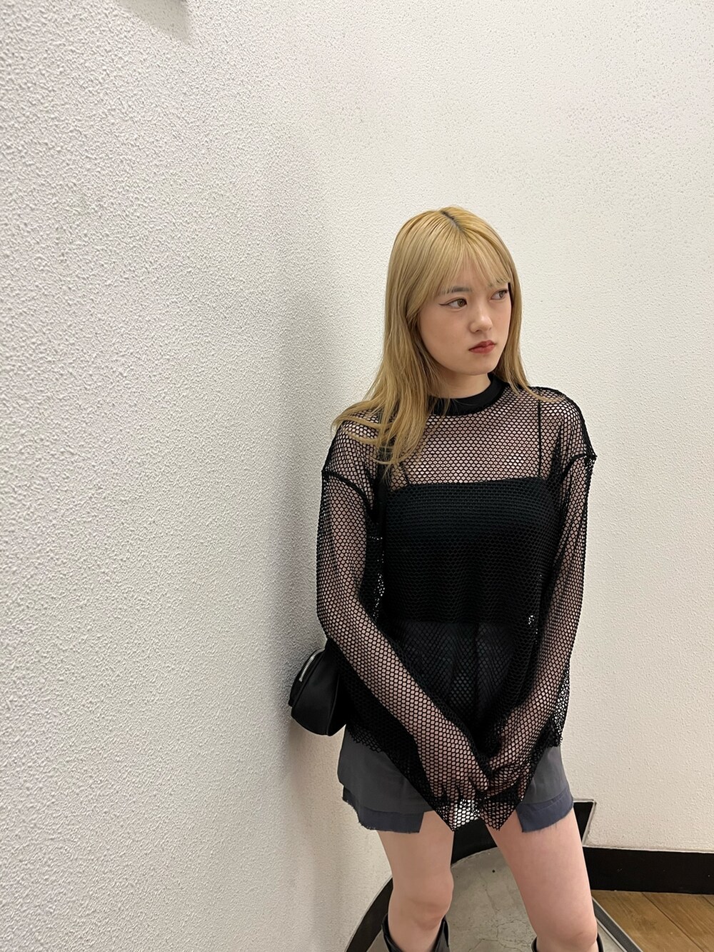 ブラック系のブーツ、ブラック系のキャミソール、ブラック系のハンドバッグを着用したレディースの夏コーディネートの4枚目の写真