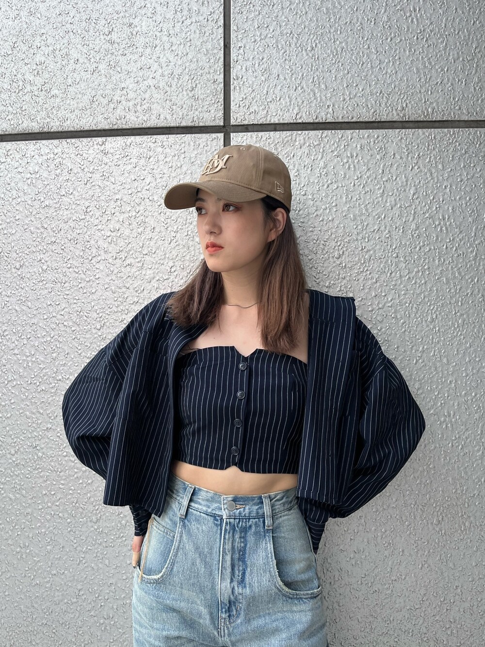 ブラック系のブーツ、ブルー系のデニムパンツ、その他のシャツ/ブラウスを着用したレディースの夏コーディネートの5枚目の写真