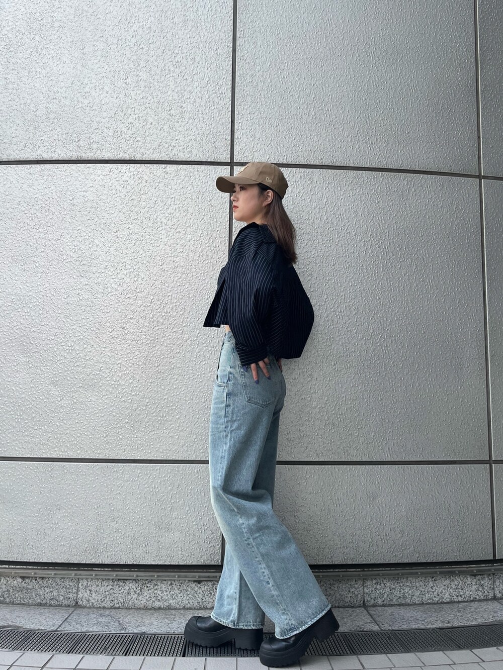 ブラック系のブーツ、ブルー系のデニムパンツ、その他のシャツ/ブラウスを着用したレディースの夏コーディネートの3枚目の写真