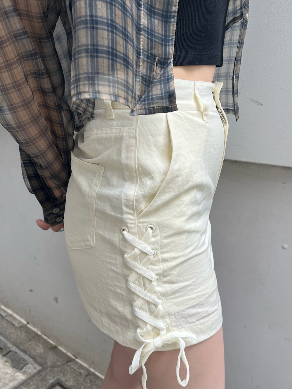 ブラック系のサンダル、ベージュ系のシャツ/ブラウス、ホワイト系のスカートを着用したレディースの夏コーディネートの7枚目の写真