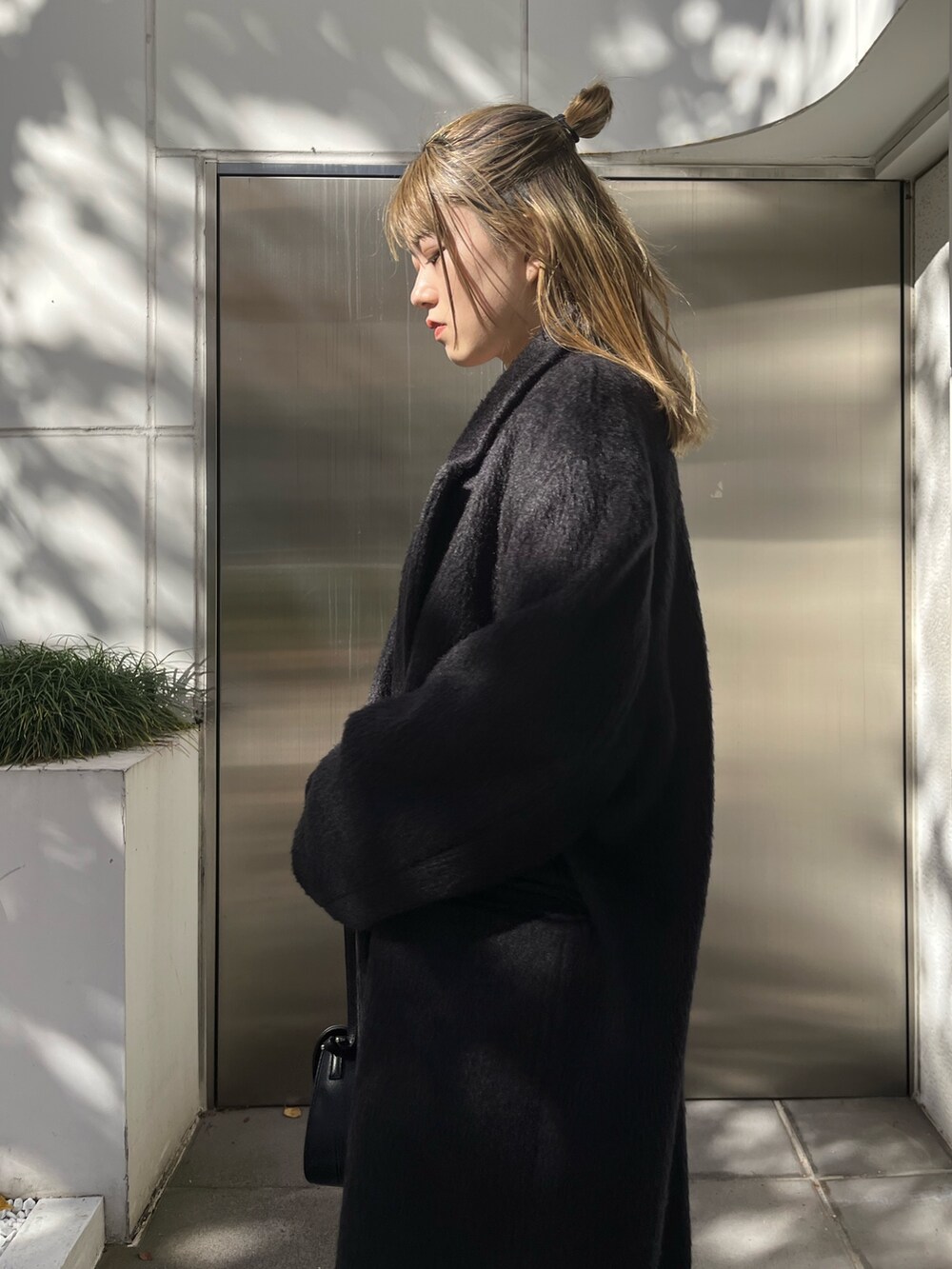 その他のニット/セーター、ブラック系のスカート、ブラウン系のブーツを着用したレディースの冬コーディネートの6枚目の写真