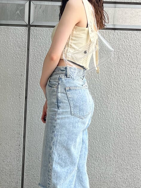 ブラック系のサンダル、ホワイト系のタンクトップ、その他のハンドバッグを着用したレディースの夏コーディネートの7枚目の写真