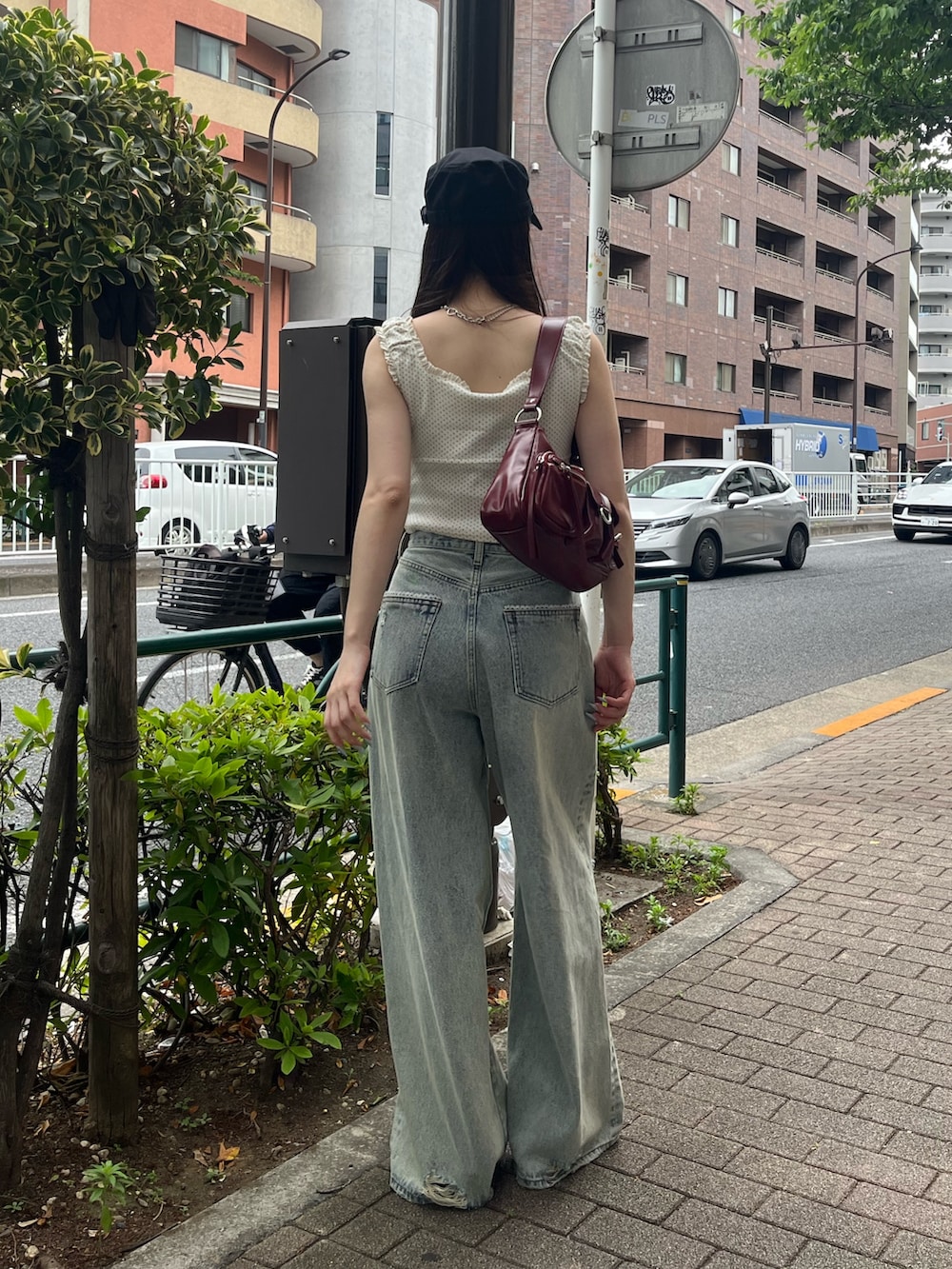 ブルー系のデニムパンツ、ホワイト系のタンクトップを着用したレディースの夏コーディネートの2枚目の写真