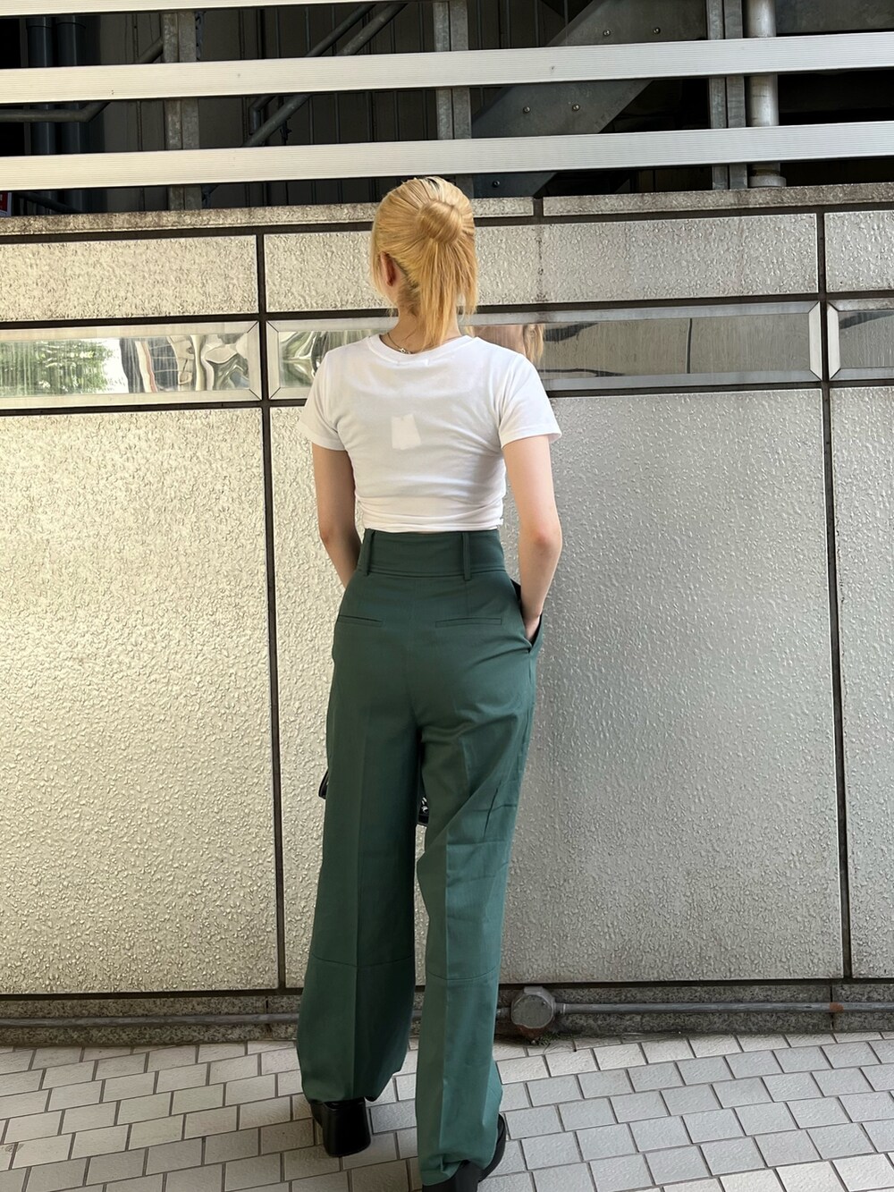 グリーン系のその他パンツ、その他のハンドバッグ、ブラック系のサンダルを着用したレディースの春コーディネートの5枚目の写真