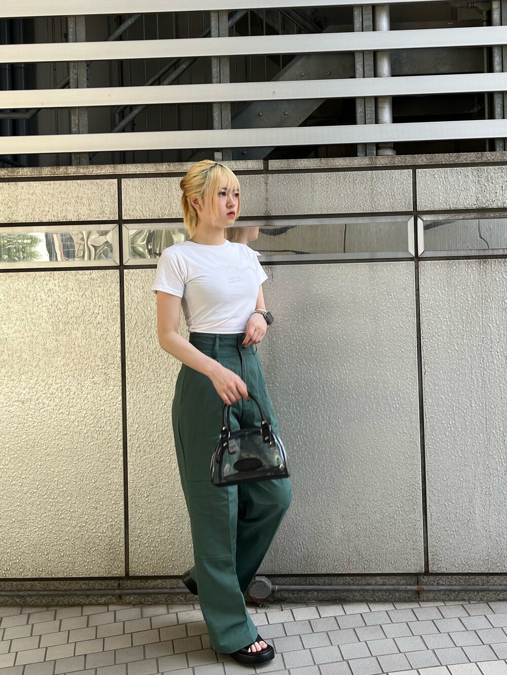グリーン系のその他パンツ、その他のハンドバッグ、ブラック系のサンダルを着用したレディースの春コーディネートの4枚目の写真