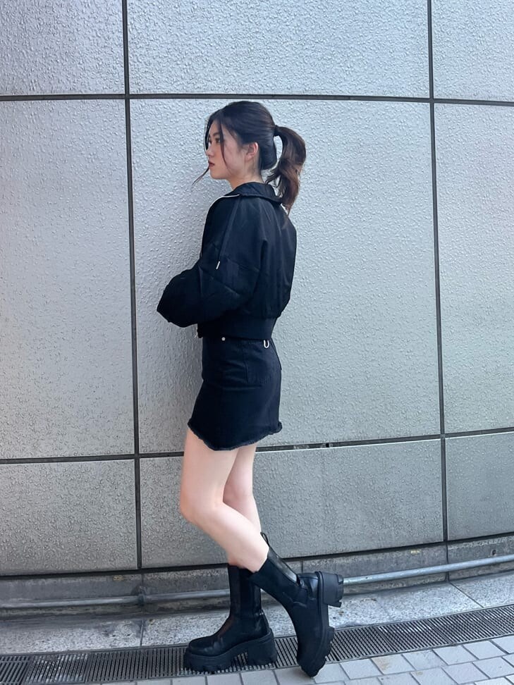 ブラック系のブーツ、ブラック系のスカートを着用したレディースの夏コーディネートの3枚目の写真