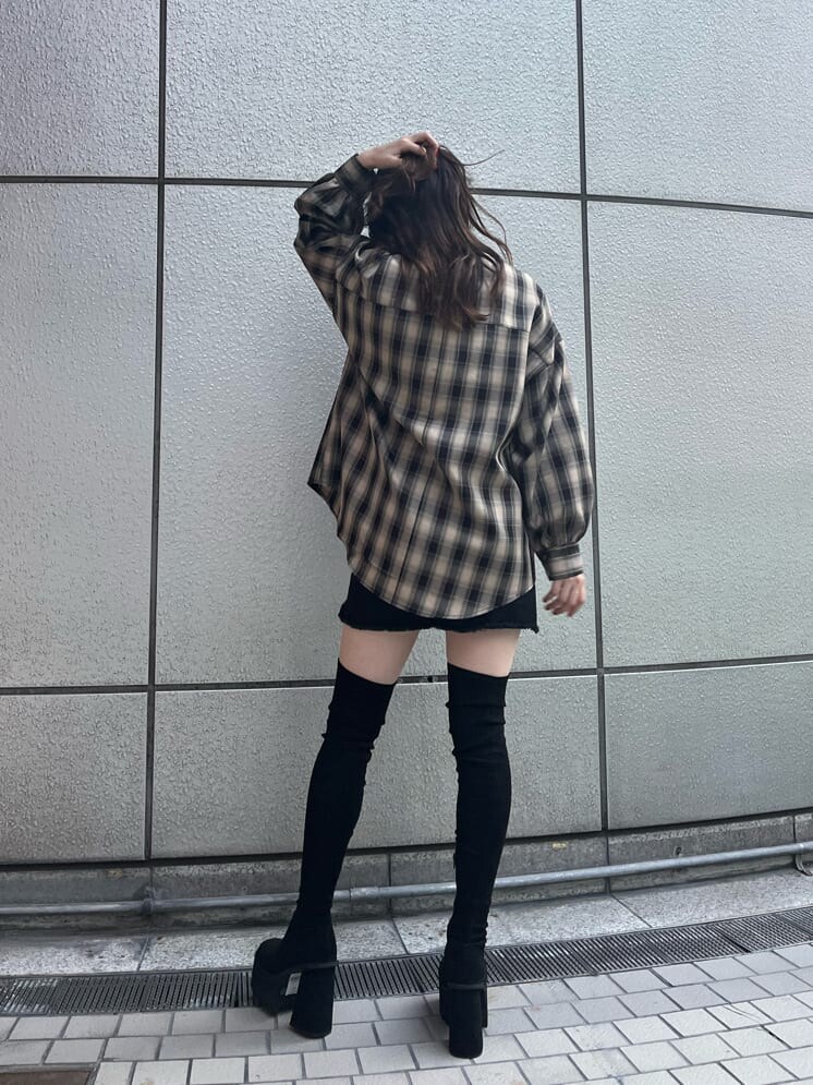 その他のシャツ/ブラウス、ブラック系のブーツ、ブラック系のスカートを着用したレディースの夏コーディネートの4枚目の写真