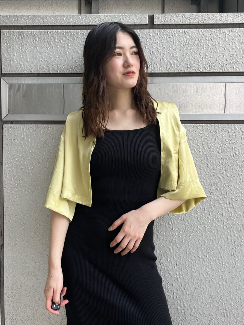 ブラック系のサンダル、ブラック系のワンピース、イエロー系のシャツ/ブラウスを着用したレディースの夏コーディネートの4枚目の写真