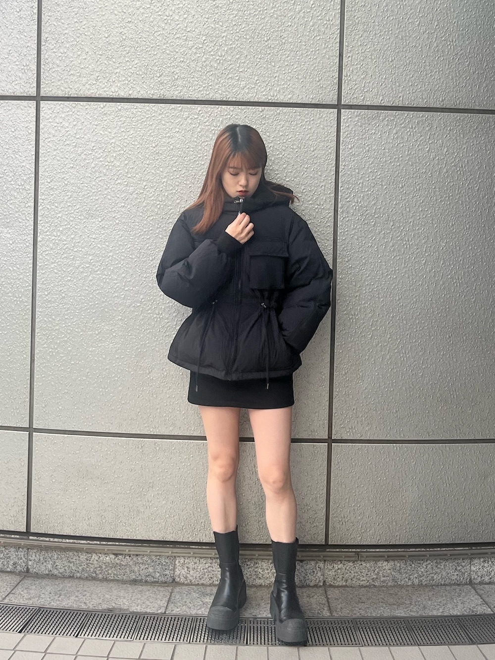 ブラック系のスカート、ブラック系のブーツ、ブラック系のブルゾンを着用したレディースの秋コーディネートの2枚目の写真