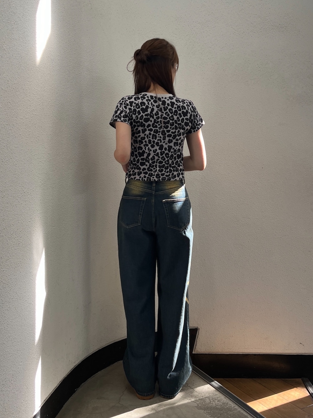 イエロー系のスリッポン、ブルー系のデニムパンツ、グレー系のTシャツ/カットソーを着用したレディースの夏コーディネートの3枚目の写真