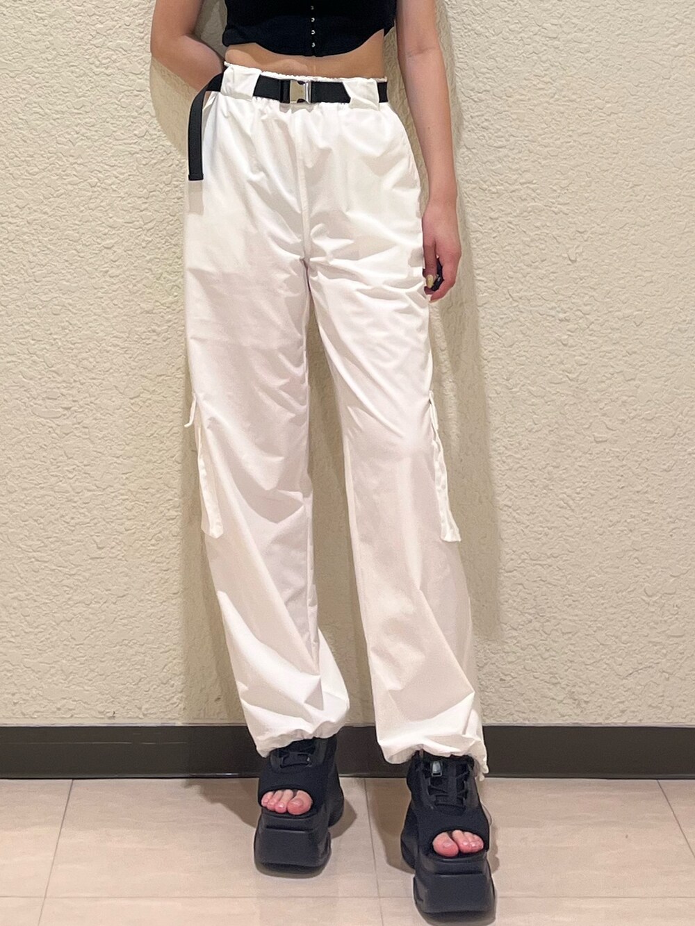 ブラック系のTシャツ/カットソー、ブラック系のサンダル、ホワイト系のその他パンツを着用したレディースの夏コーディネートの5枚目の写真