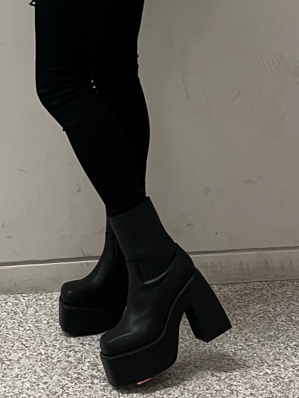 グレー系のブルゾン、ブラック系のデニムパンツ、ブラック系のニット/セーターを着用したレディースの冬コーディネートの7枚目の写真