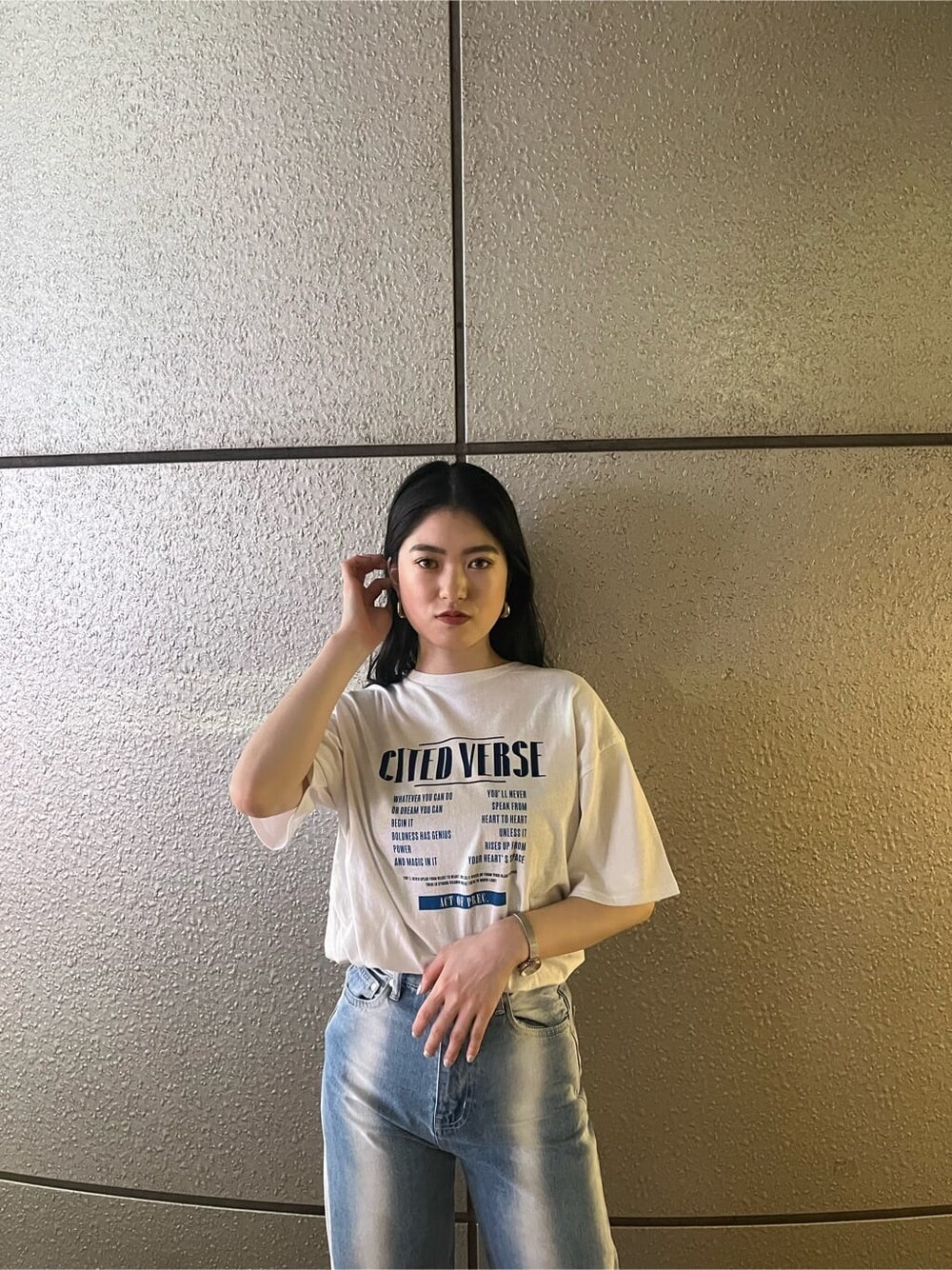 ブラック系のサンダル、ホワイト系のTシャツ/カットソーを着用したレディースの春コーディネートの2枚目の写真