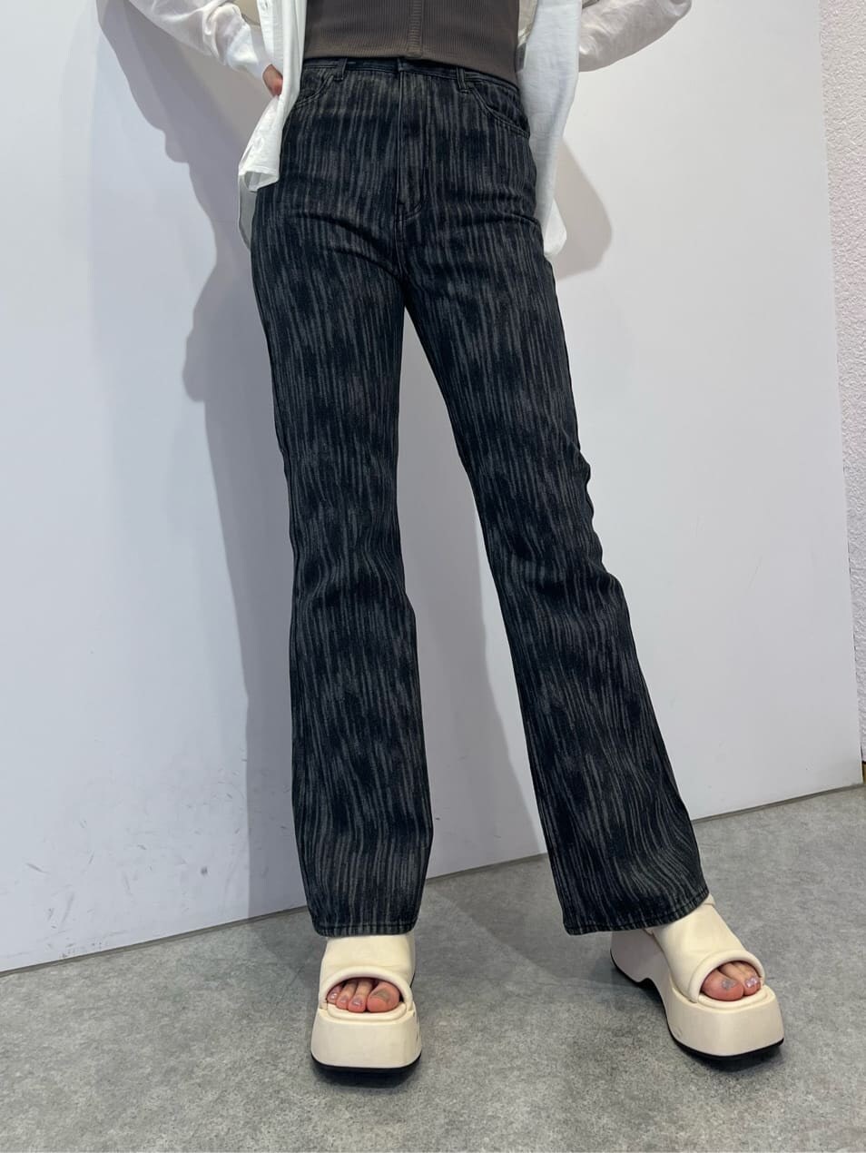 ホワイト系のサンダル、ホワイト系のシャツ/ブラウス、ブラック系のデニムパンツを着用したレディースの夏コーディネートの6枚目の写真