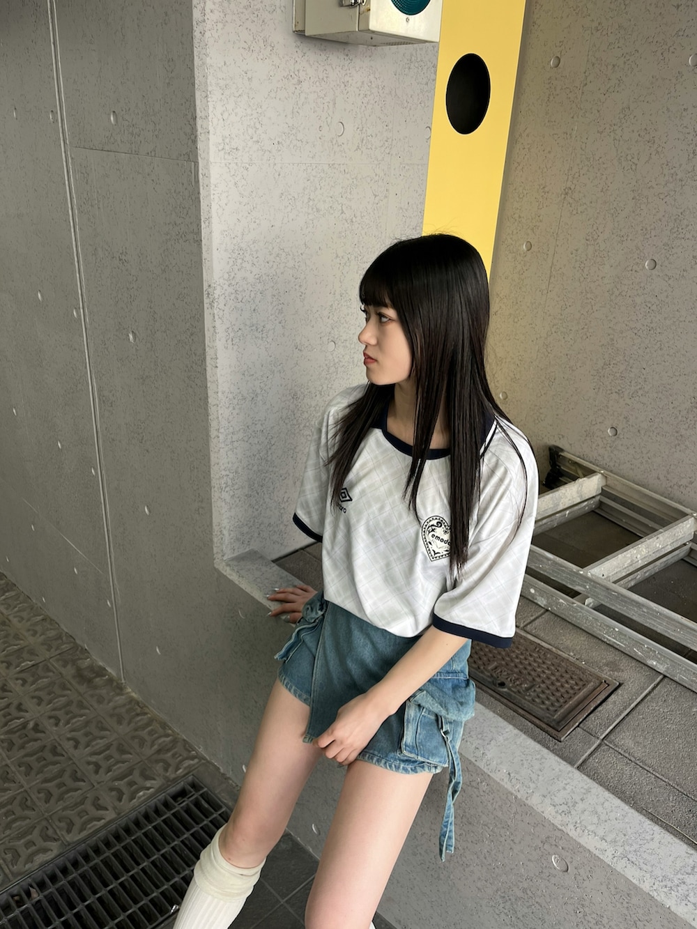 ホワイト系のTシャツ/カットソー、ブルー系のその他パンツ、ブラック系のスニーカーを着用したレディースの冬コーディネートの3枚目の写真