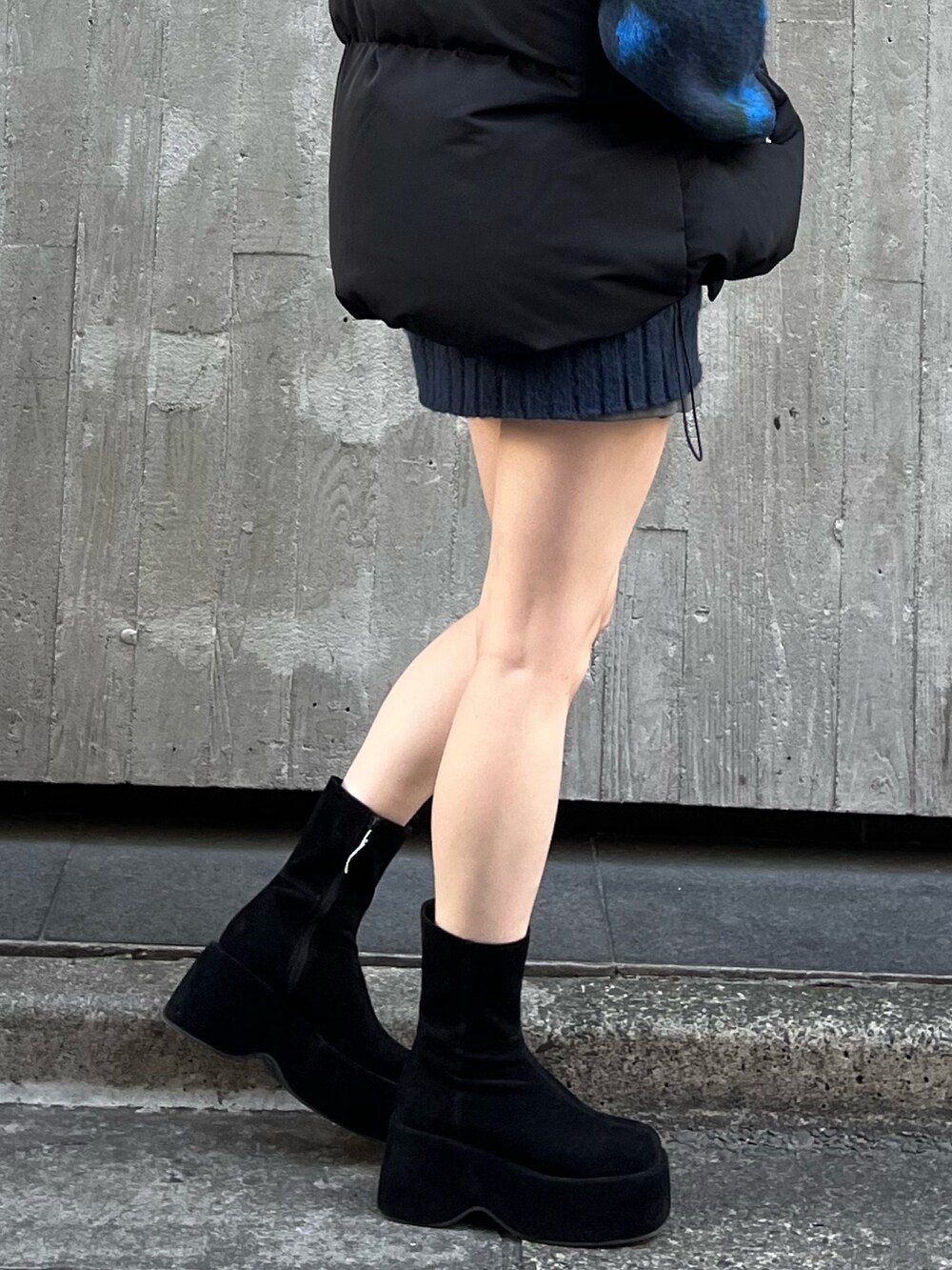 ブラック系のブーツ、ブルー系のニット/セーター、グレー系のスカートを着用したレディースの秋コーディネートの7枚目の写真