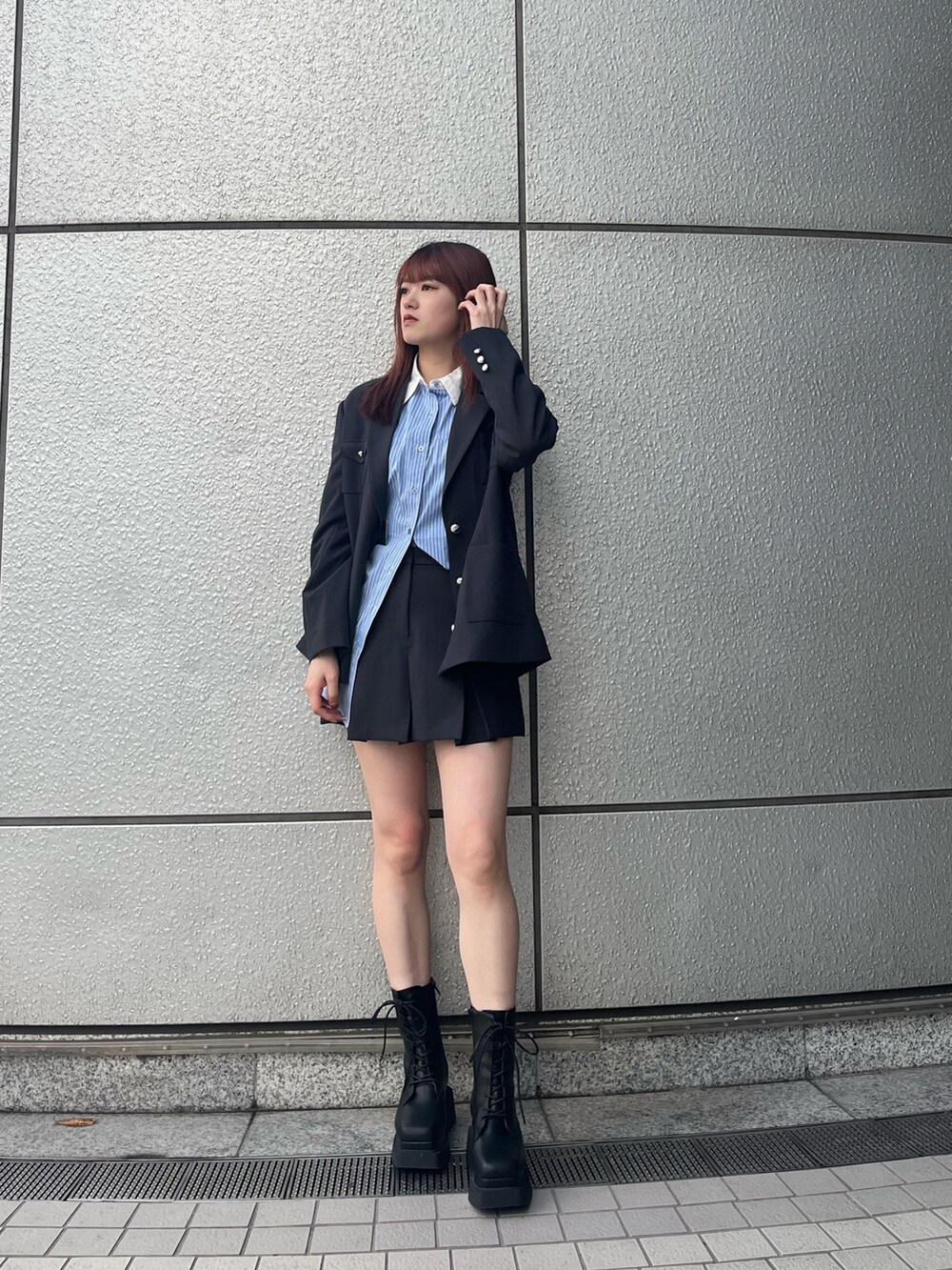 グレー系のテーラードジャケット、ブルー系のシャツ/ブラウス、グレー系のスカートを着用したレディースの冬コーディネートの3枚目の写真
