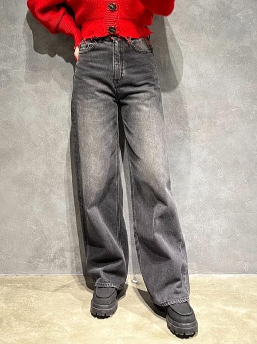 ブラック系のブーツ、グレー系のデニムパンツ、レッド系のカーディガン/ボレロを着用したレディースの秋コーディネートの7枚目の写真