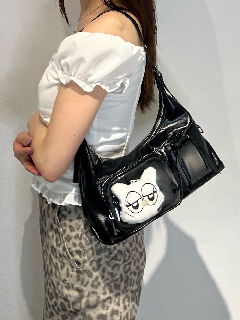 ホワイト系のシャツ/ブラウス、ブラック系のサンダル、ベージュ系のその他パンツを着用したレディースの夏コーディネートの5枚目の写真