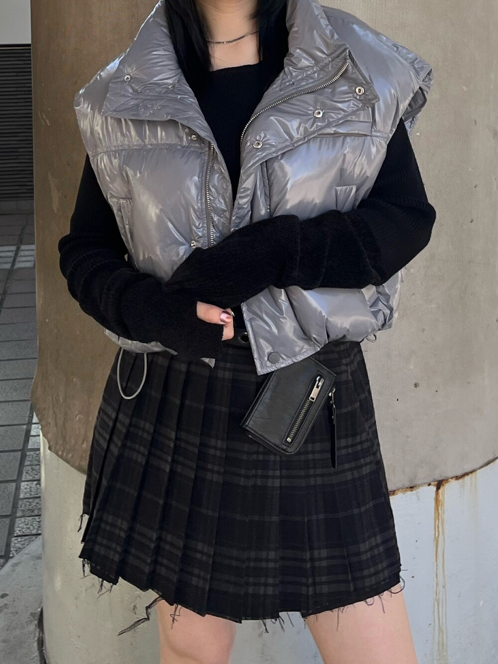 その他のスカート、ブラック系のニット/セーター、ブラック系のブーツを着用したレディースの秋コーディネートの5枚目の写真