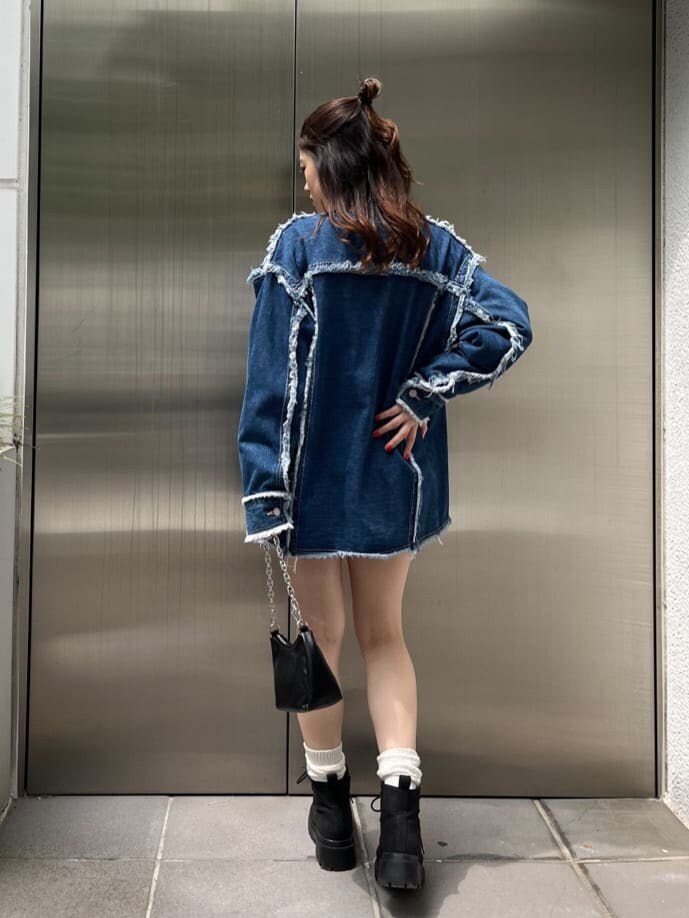 グレー系のスウェット、ブルー系のデニムジャケット、ブラック系のブーツを着用したレディースの秋コーディネートの4枚目の写真