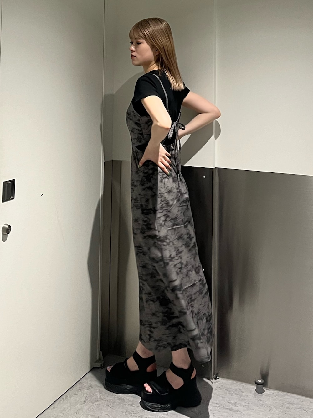 ブラック系のサンダル、その他のワンピース、ブラック系のTシャツ/カットソーを着用したレディースの春コーディネートの3枚目の写真