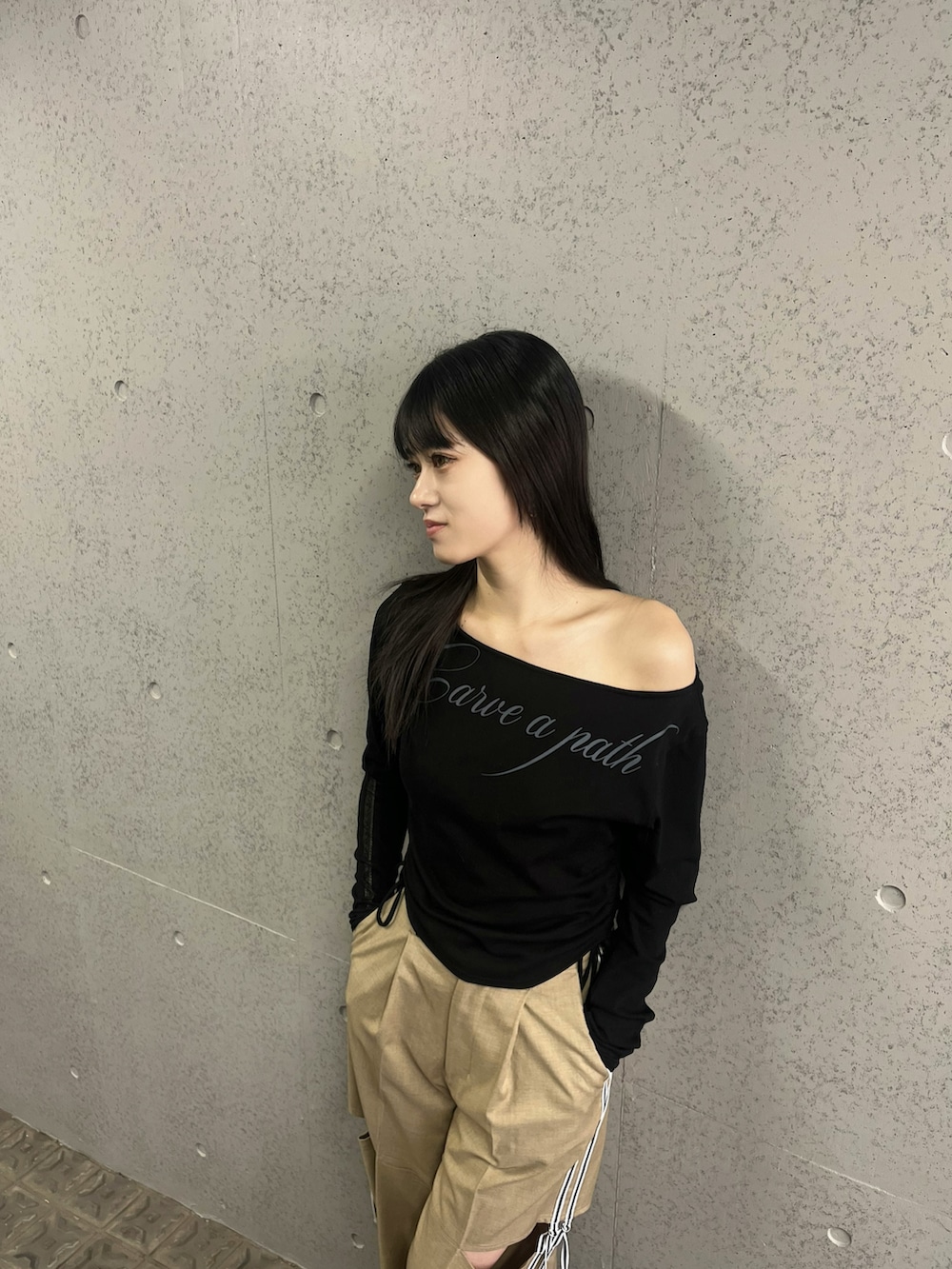 ベージュ系のその他パンツ、ブラック系のTシャツ/カットソー、ブラック系のスニーカーを着用したレディースの冬コーディネートの3枚目の写真