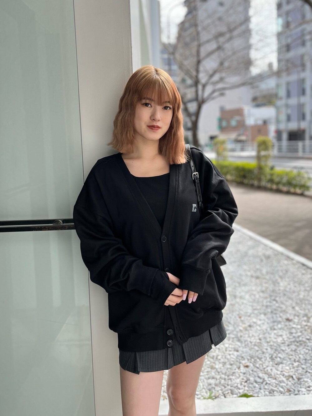 ブラック系のブーツ、ブラック系のキャミソール、ブラック系のカーディガン/ボレロを着用したレディースの春コーディネートの5枚目の写真