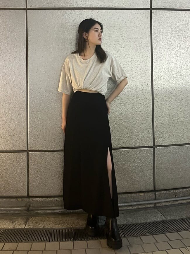 ブラック系のブーツ、グレー系のTシャツ/カットソー、ブラック系のスカートを着用したレディースの夏コーディネートの4枚目の写真