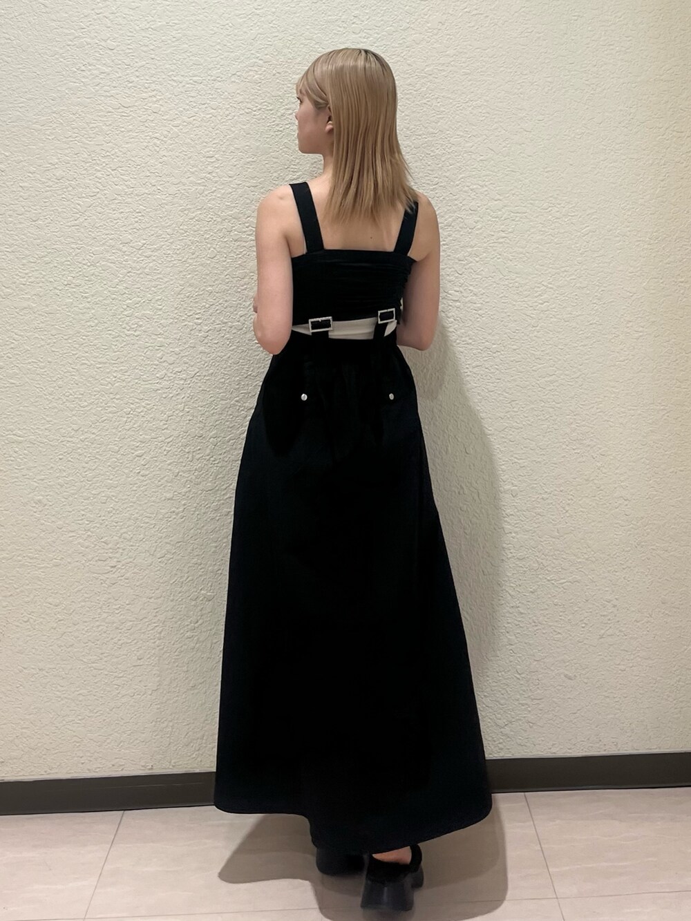 ブラック系のサンダル、ブラック系のワンピースを着用したレディースの夏コーディネートの3枚目の写真