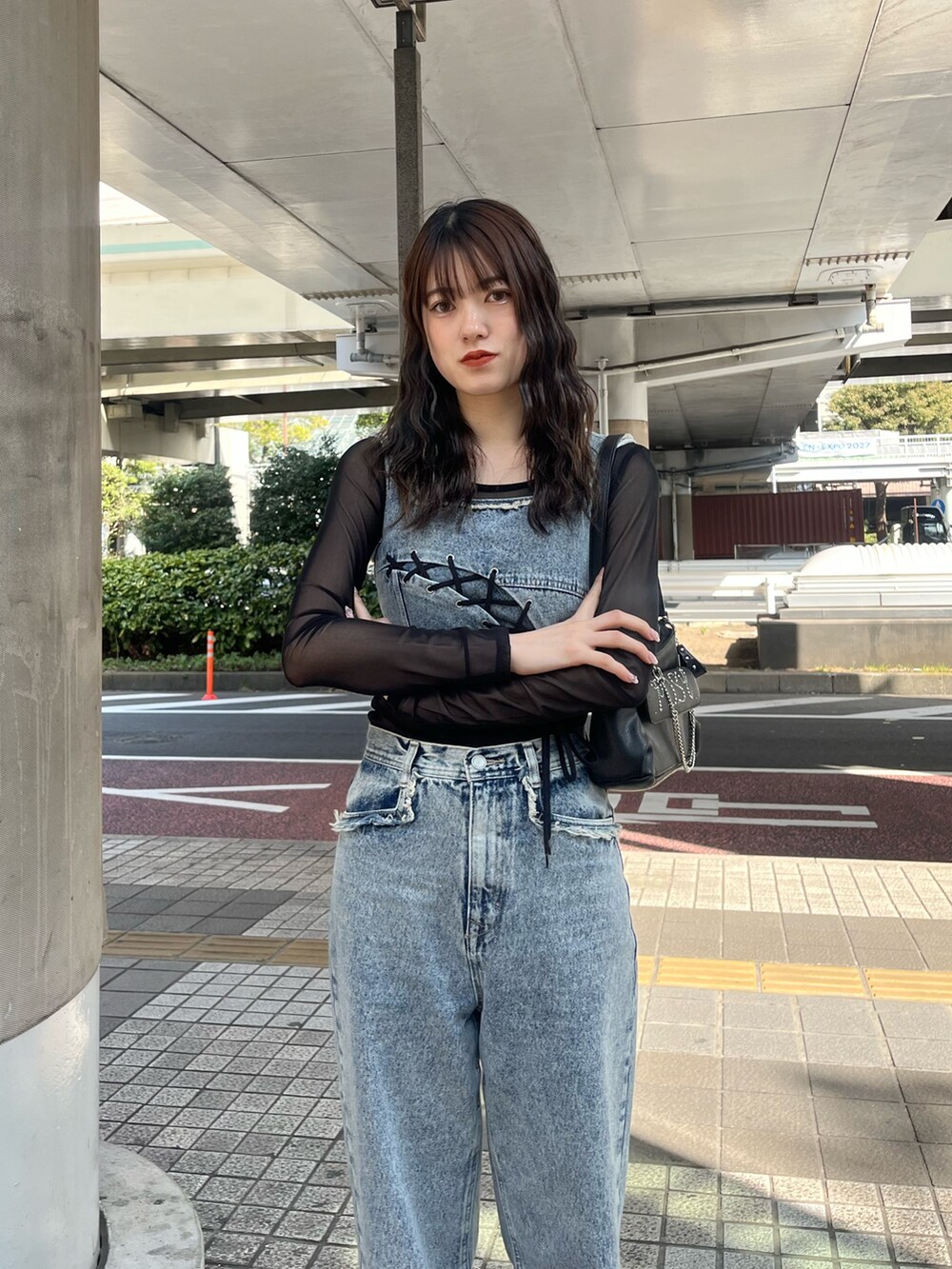 ブラック系のパンプス、ブルー系のデニムパンツ、ブラック系のTシャツ/カットソーを着用したレディースの春コーディネートの4枚目の写真