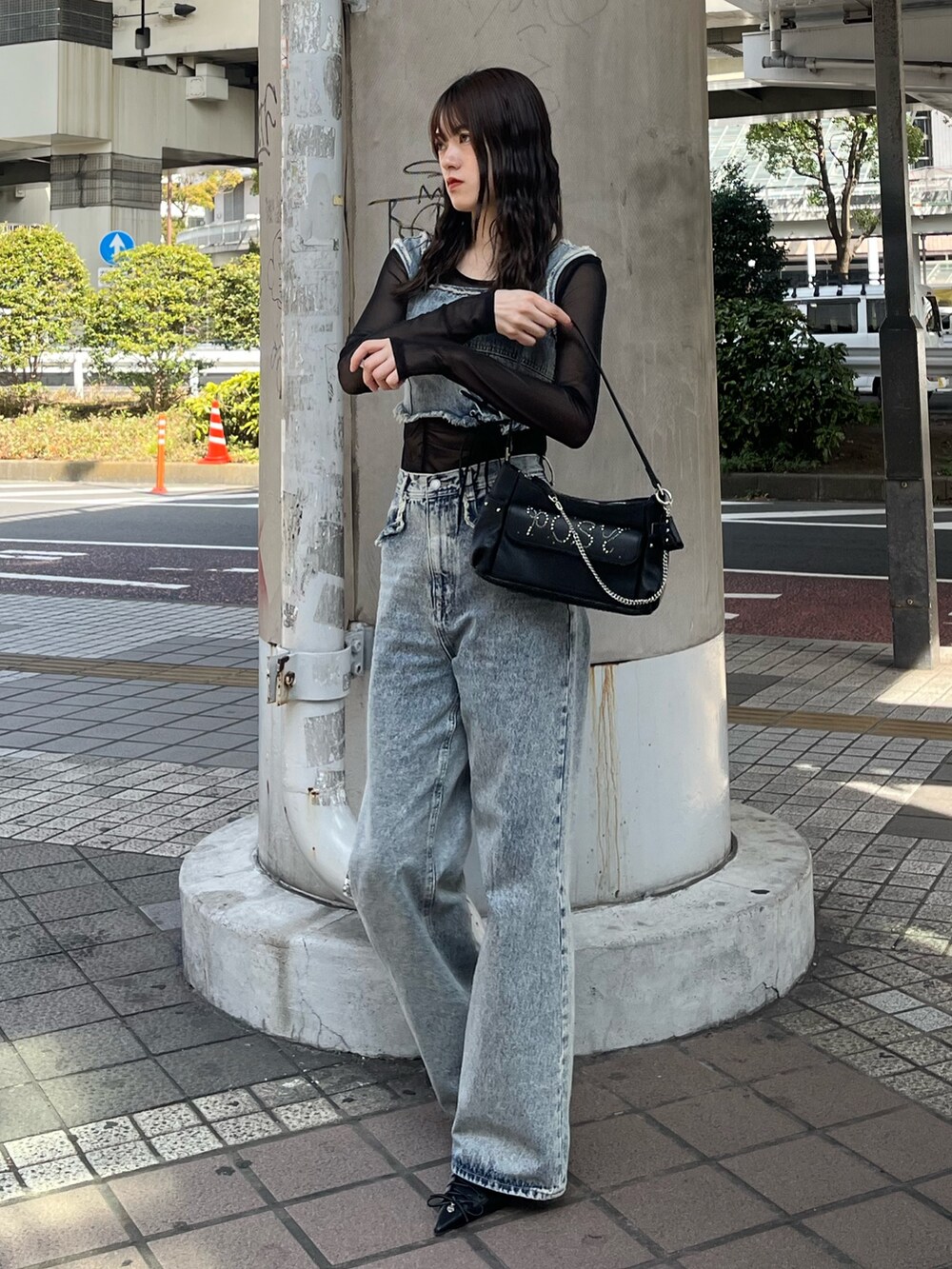 ブラック系のパンプス、ブルー系のデニムパンツ、ブラック系のTシャツ/カットソーを着用したレディースの春コーディネートの2枚目の写真