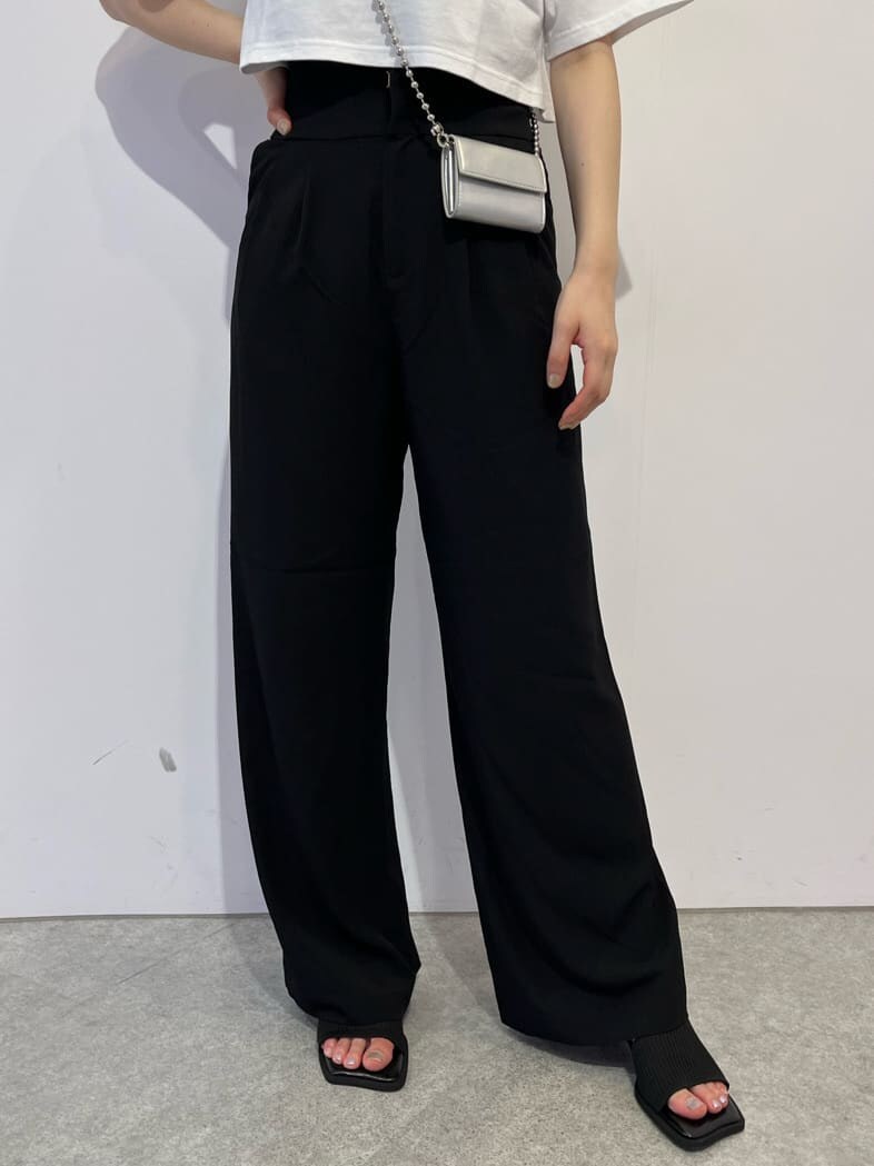 ブラック系のその他パンツ、ブラック系のサンダル、シルバー系の財布を着用したレディースの夏コーディネートの6枚目の写真