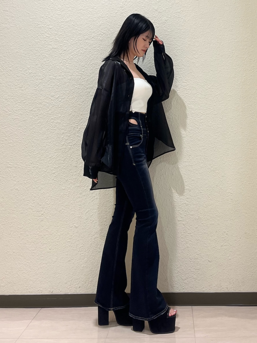 ホワイト系のキャミソール、ブラック系のシャツ/ブラウス、ブルー系のデニムパンツを着用したレディースの夏コーディネートの3枚目の写真