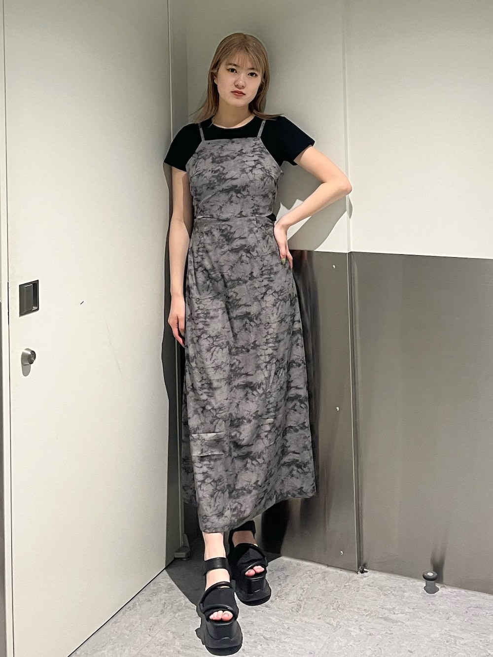 ブラック系のサンダル、その他のワンピース、ブラック系のTシャツ/カットソーを着用したレディースの春コーディネートの2枚目の写真