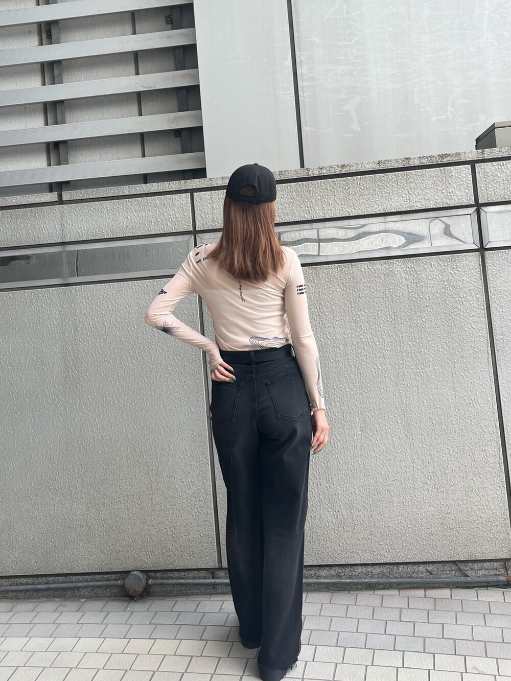 ブラック系のブーツ、ブラック系のデニムパンツ、ホワイト系のTシャツ/カットソーを着用したレディースの秋コーディネートの5枚目の写真