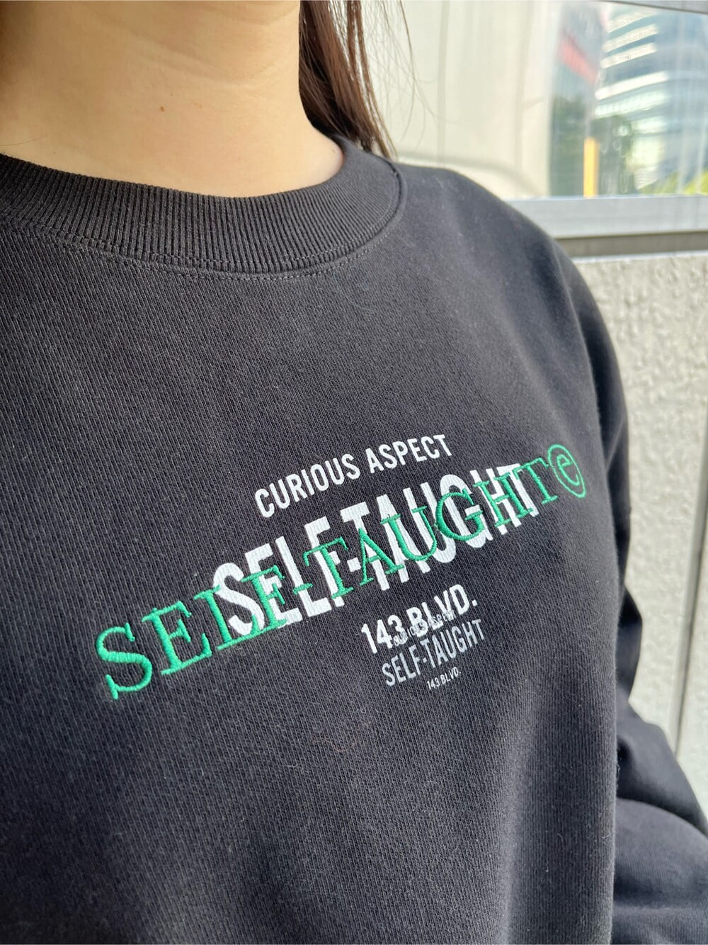 その他のパンプス、ブルー系のデニムパンツ、ブラック系のスウェットを着用したレディースの秋コーディネートの5枚目の写真