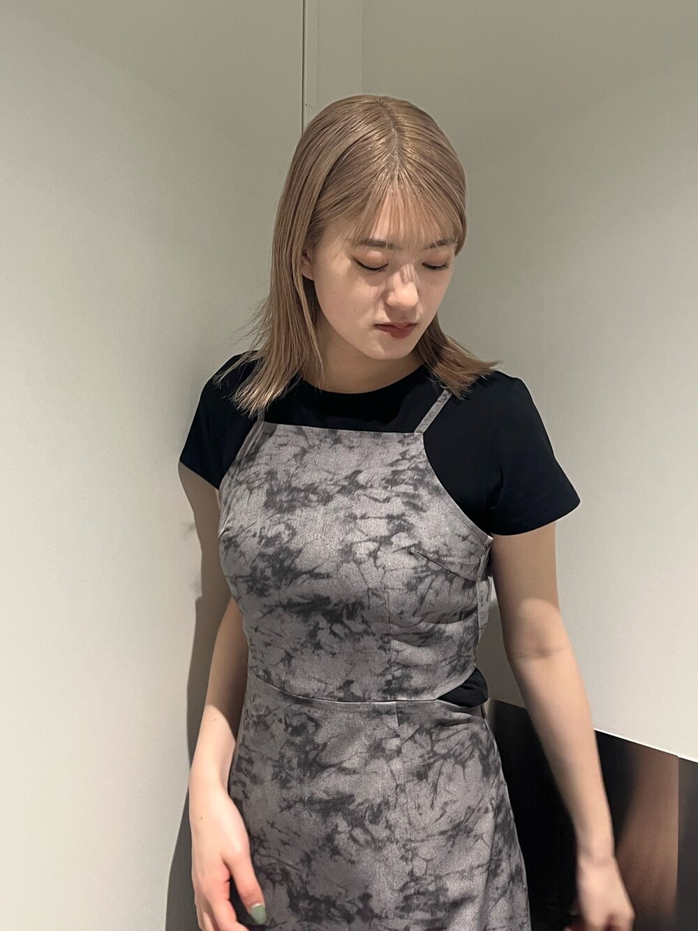 ブラック系のサンダル、その他のワンピース、ブラック系のTシャツ/カットソーを着用したレディースの春コーディネートの6枚目の写真