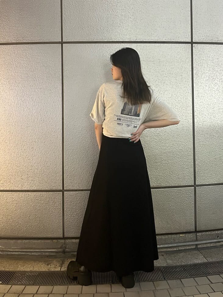 ブラック系のブーツ、グレー系のTシャツ/カットソー、ブラック系のスカートを着用したレディースの夏コーディネートの2枚目の写真