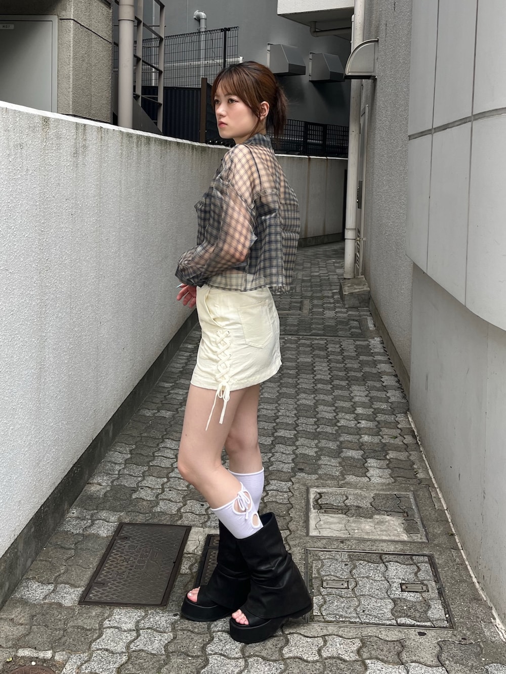 ブラック系のサンダル、ベージュ系のシャツ/ブラウス、ホワイト系のスカートを着用したレディースの夏コーディネートの2枚目の写真